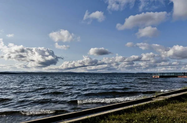 Вид на озеро с облаками над ним — стоковое фото