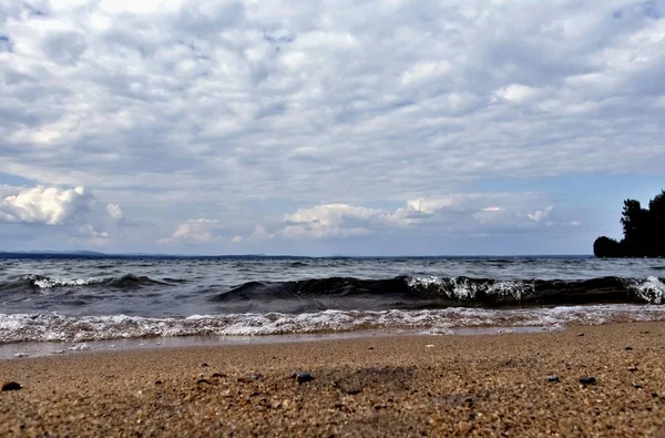 Vue Sur Lac Avec Cumulonimbus Nuages Dessus Par Temps Venteux — Photo