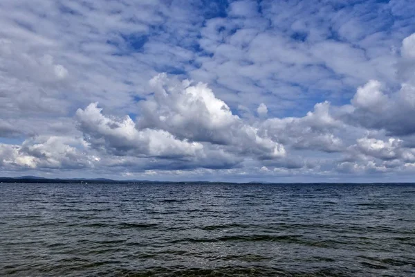 Langit Biru Dengan Awan Cumulonimbus Kuat Atas Danau — Stok Foto