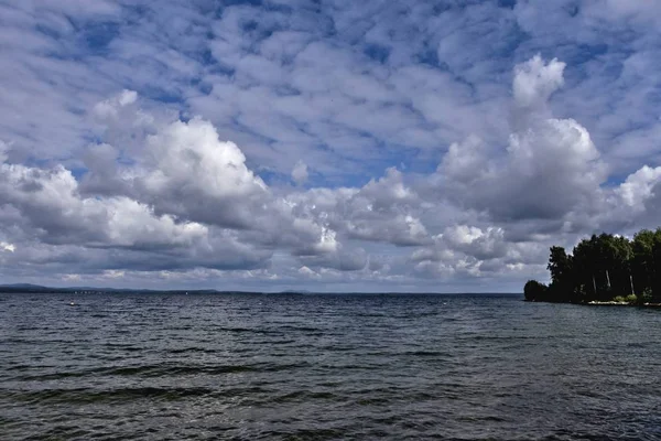 Blå Himmel Med Kraftfulla Cumulusmoln Över Sjön — Stockfoto