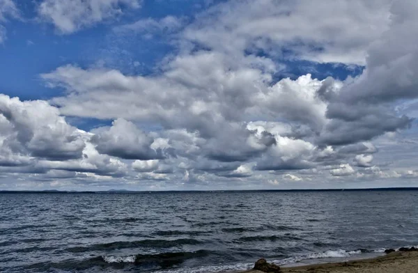 グレー白曇りの天候 南ウラルの距離で Uvildy 日湖はウラル山脈を見て — ストック写真