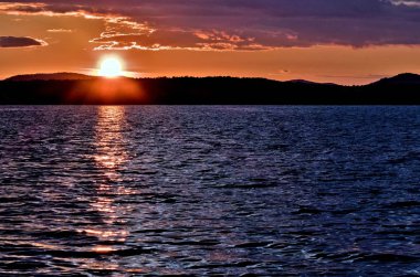 Akşam, altın su, Güney Ural lake Uvildy gölde üzerinde altın güneş batar