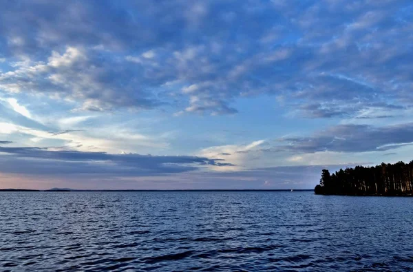 晚上湖在多云的天气里 见到南乌拉尔 Uvildy 在距离乌拉尔山脉 — 图库照片