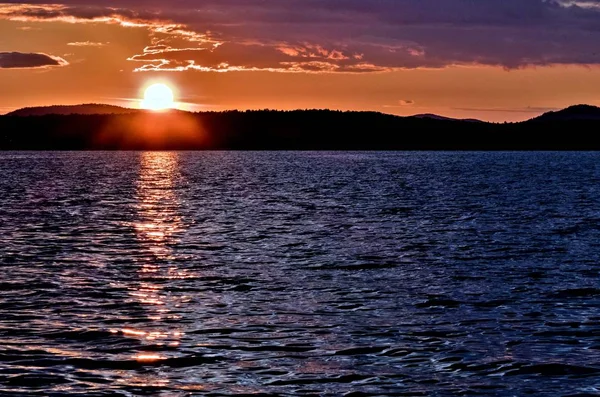 Matahari Keemasan Tenggelam Atas Danau Malam Hari Air Emas Danau — Stok Foto