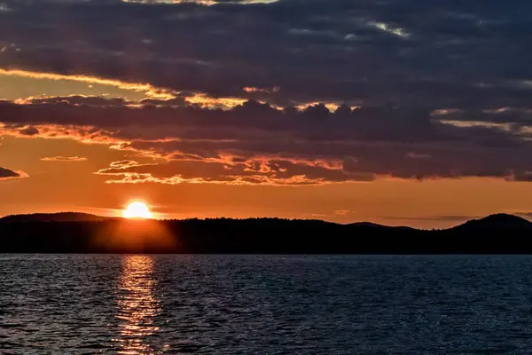 Matahari Keemasan Tenggelam Atas Danau Malam Hari Air Emas Danau — Stok Foto
