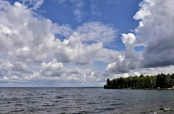 Голубое Небо Мощными Кучевыми Облаками Над Озером — стоковое фото