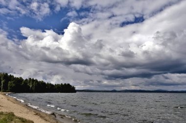 gri-beyaz bulutlu hava, Güney Ural, Uvildy, mesafe gün gölde olan Ural Dağları gördüm