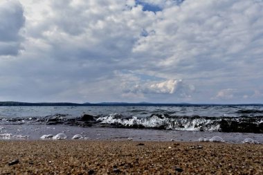 göle cumulonimbus bulutları üstündeki görünümünü