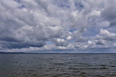 Bulutlu havada akşam gölü, Güney Ural, Uvildy