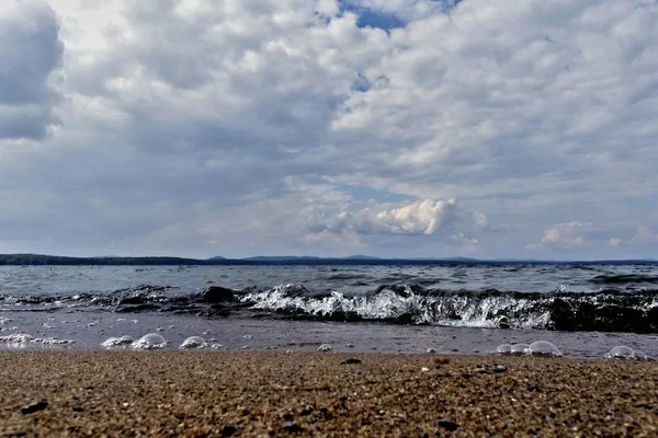 göle cumulonimbus bulutları üstündeki görünümünü