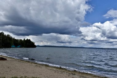 gün gölde gri-beyaz bulutlu hava