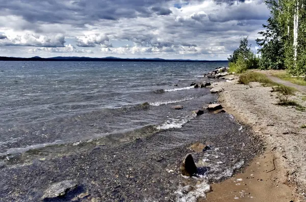 Blick auf den See mit Kumulonimbuswolken darüber — Stockfoto