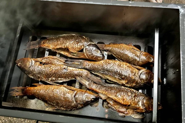 Ароматная Рыба Приготовленная Горячим Курением Золотой Цвет Отличный Вкус — стоковое фото
