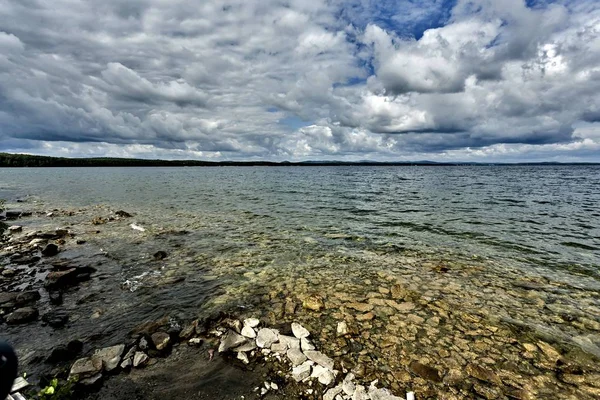 Klares Wasser Des Von Der Sonne Erleuchteten Sees Man Sieht — Stockfoto