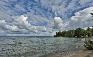 gri-beyaz bulutlu hava, Güney Ural, Uvildy, mesafe gün gölde olan Ural Dağları gördüm