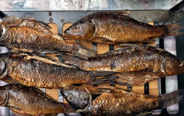 güzel kokulu balık pişmiş sıcak sigara, altın rengi, büyük tat tarafından