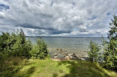 göl ve bulutlu gökyüzü gün güneşli yaz ormanlık kıyıya