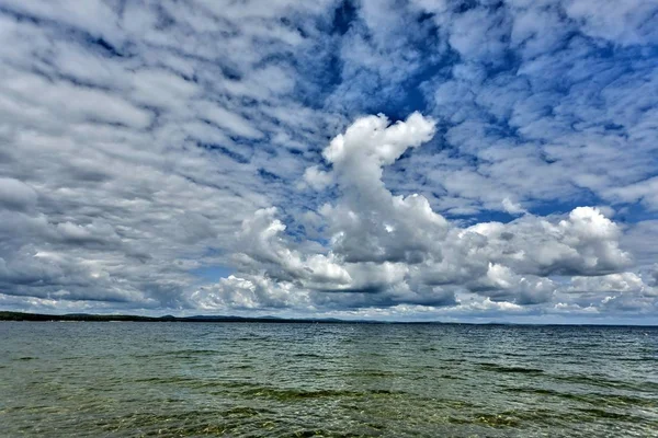 Сірі Білі Кумулонібські Хмари Тлі Блакитного Неба Над Озером — стокове фото