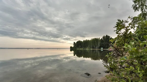 Manhã Cedo Lago Calmo Tempo Nublado Água Reflete Nuvens Sem — Fotografia de Stock