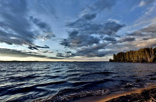 五颜六色的傍晚多云的天空在湖 南乌拉尔 Uvildy — 图库照片