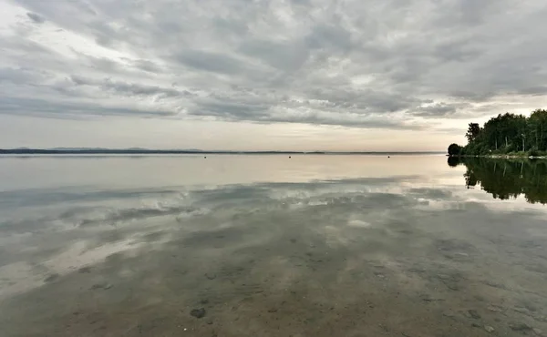 Ранним Утром Спокойном Озере Облачную Погоду Вода Отражает Облака Ветра — стоковое фото