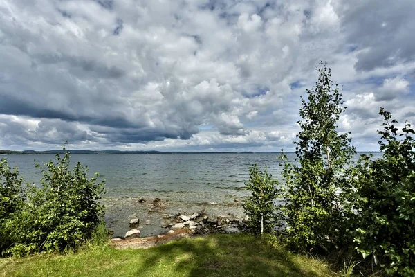 Rivage Boisé Contre Lac Ciel Nuageux Par Une Journée Été — Photo