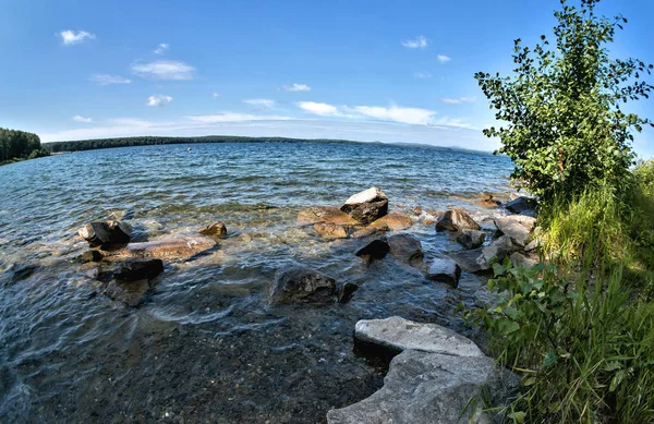 湖と青い空 魚目の背景に森と岩の海岸 — ストック写真