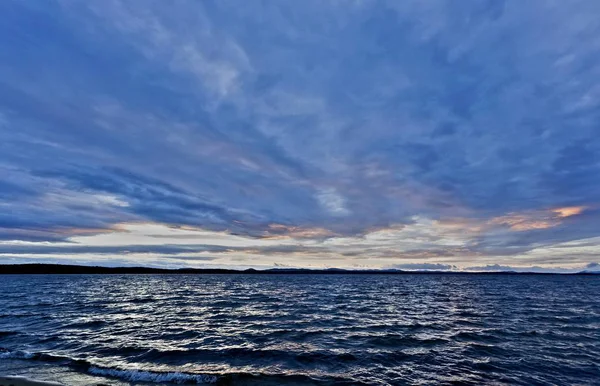 Langit Biru Gelap Malam Berawan Atas Danau Angin Gelombang Langit — Stok Foto