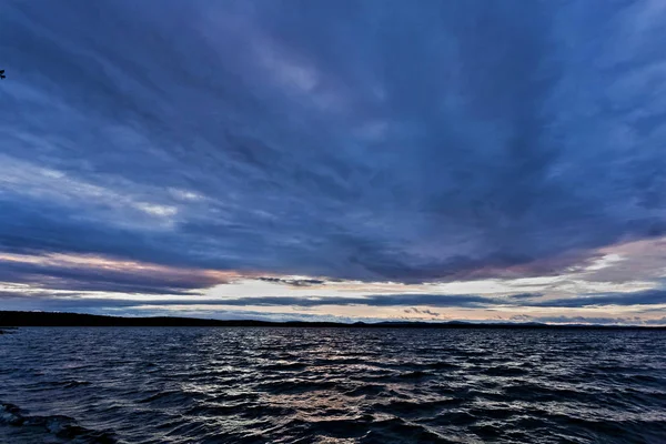 Langit Biru Gelap Malam Berawan Atas Danau Angin Gelombang Langit — Stok Foto