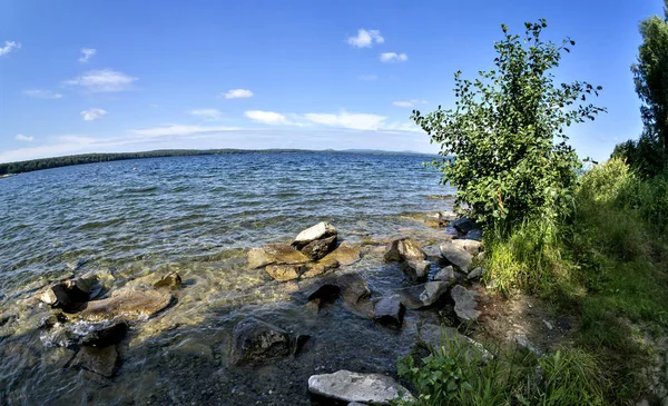 Lesnaté Skalnaté Pobřeží Pozadí Jezero Modrá Obloha Rybí Oko — Stock fotografie