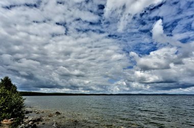 gri-beyaz bulutlu hava, Güney Ural, Uvildy, mesafe gün gölde olan Ural Dağları gördüm