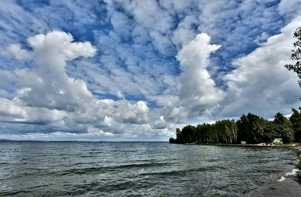 Cumulonimbus Gris Blanc Nuages Contre Ciel Bleu Sur Lac — Photo