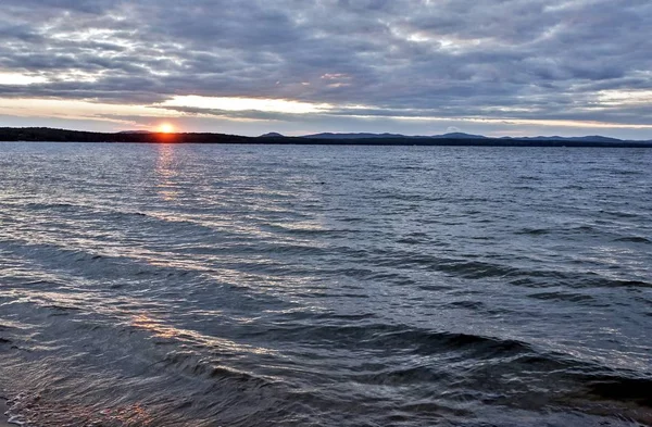 Langit Malam Atas Danau Siluet Awan Diterangi Oleh Matahari — Stok Foto
