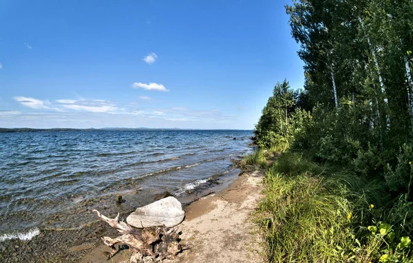 Beboste Rotsachtige Kust Achtergrond Van Het Meer Blauwe Hemel Vissen — Stockfoto