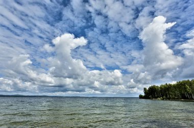 göl üzerinde mavi gökyüzü karşı gri ve beyaz cumulonimbus bulutlar