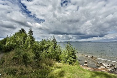 göl ve bulutlu gökyüzü gün güneşli yaz ormanlık kıyıya