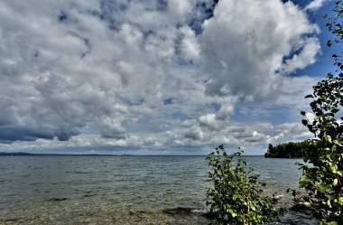 göl ve bulutlu gökyüzü gün güneşli yaz ormanlık kıyıya