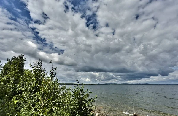 Rivage Boisé Contre Lac Ciel Nuageux Par Une Journée Été — Photo