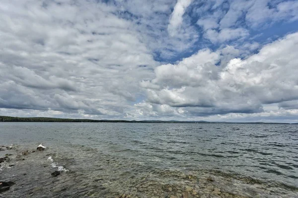 天湖在灰白色多云的天气 南乌拉尔 Uvildy 在远处被看见乌拉尔山脉 — 图库照片