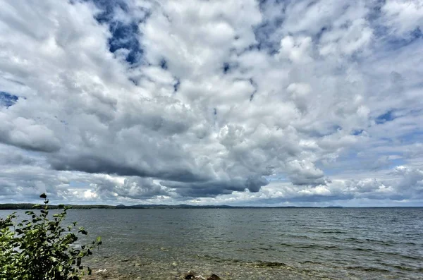 Rivage Boisé Contre Lac Ciel Nuageux Par Une Journée Été — Photo