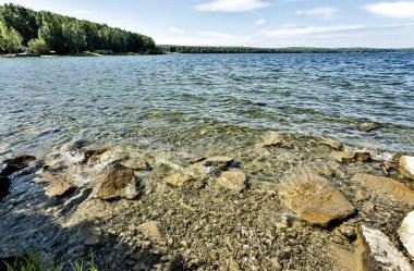 Güney Ural lake Uvildy göl manzaralı kayalık sahil