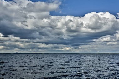 gri-beyaz bulutlu hava, Güney Ural, Uvildy, mesafe gün gölde olan Ural Dağları gördüm