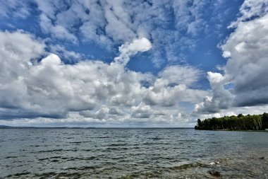 göl üzerinde mavi gökyüzü karşı gri ve beyaz cumulonimbus bulutlar