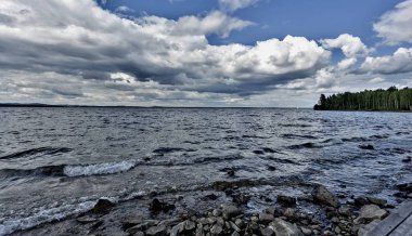 gri-beyaz bulutlu hava, Güney Ural, Uvildy, mesafe gün gölde olan Ural Dağları gördüm