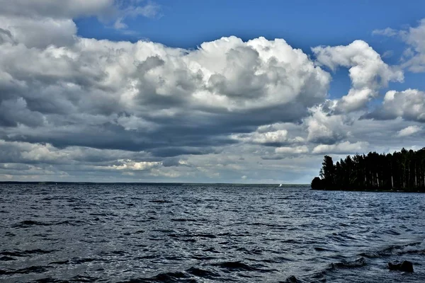 天湖在灰白色多云的天气 南乌拉尔 Uvildy 在远处被看见乌拉尔山脉 — 图库照片