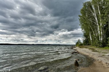 göl üzerindeki cumulonimbus bulutları rüzgarlı havalarda ile görünümünü