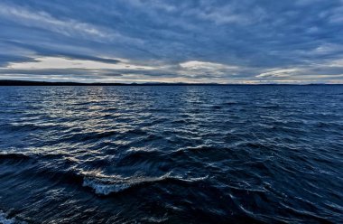 bulutlu gökyüzü akşam Gölü, Rüzgar, dalgalar, üzerinde koyu mavi su ağır Parlatıcı