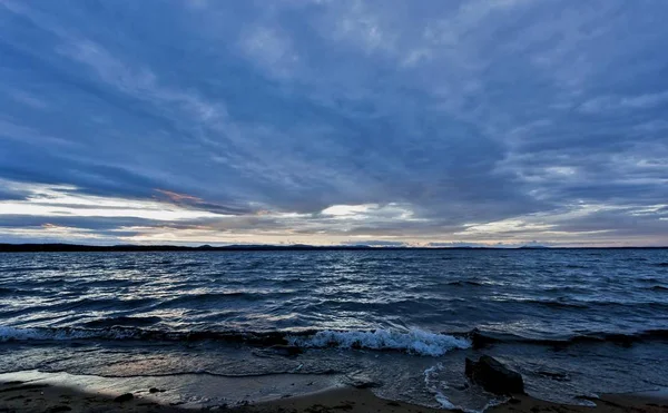Noite Azul Escuro Céu Nublado Sobre Lago Vento Ondas Céu — Fotografia de Stock