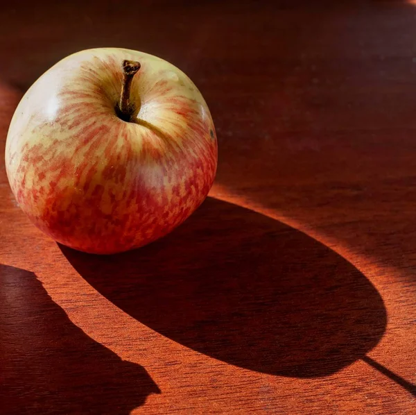 Apfel Auf Dem Tisch Liegend Von Der Morgensonne Erleuchtet — Stockfoto