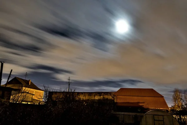 Vista Del Cielo Nocturno Luna Con Nubes Vuelo Rápido Los — Foto de Stock